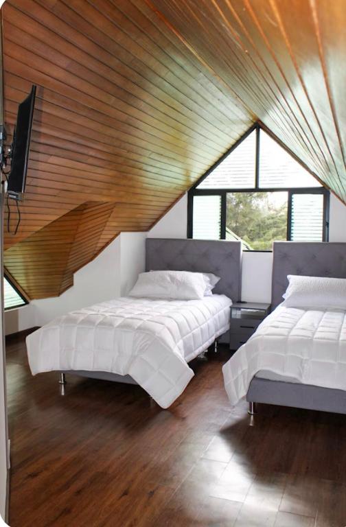 Stylish Penthouse with City View & Private Terrace - 3