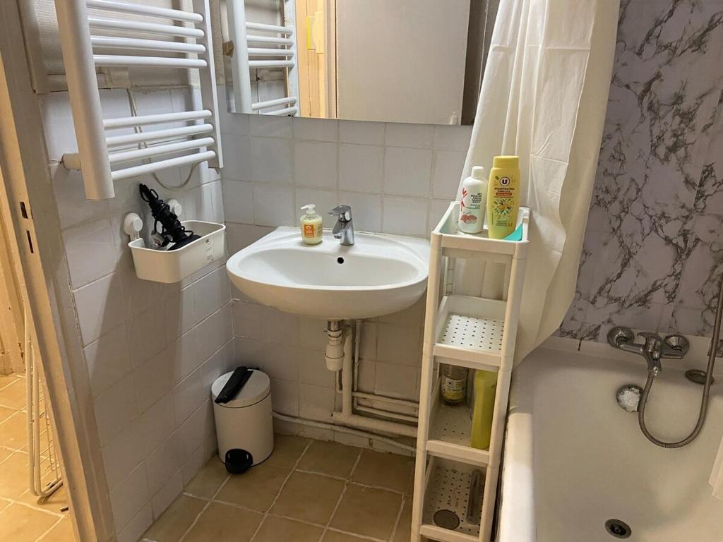 Beautiful chic studio with ultra-fast wifi - 2