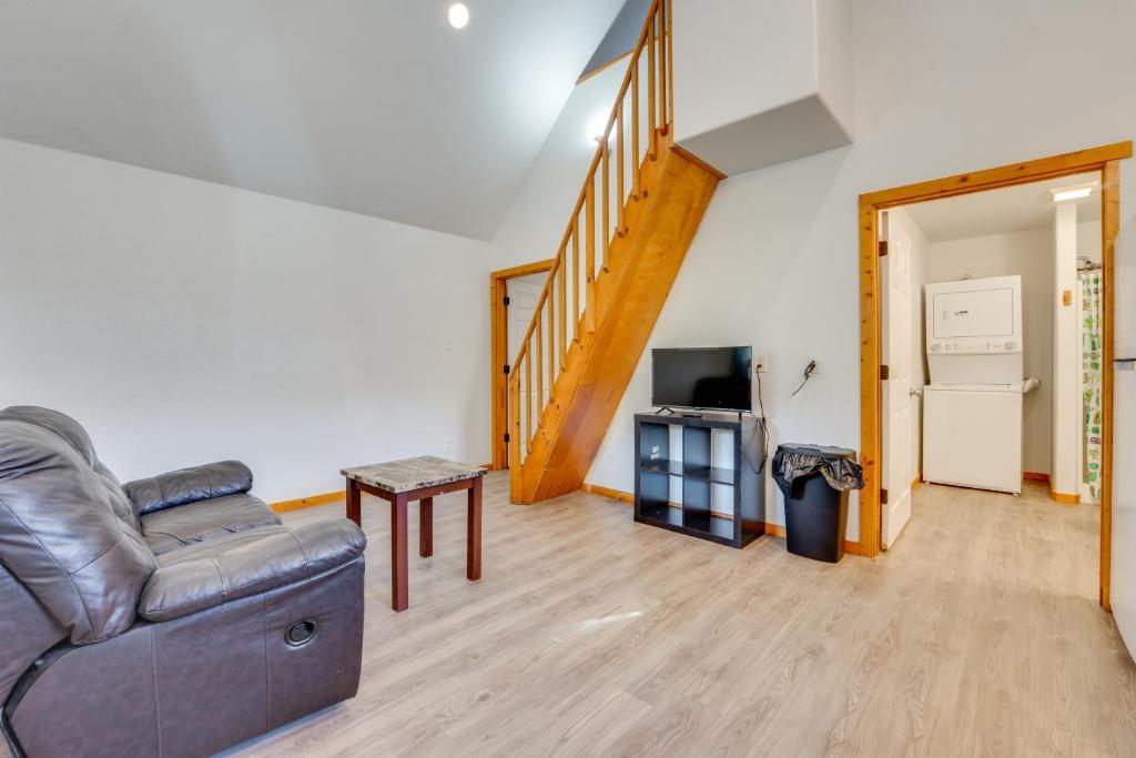 Less Than 1 Mi to Main St Quiet Home with Yard in Stockdale, Stockdale