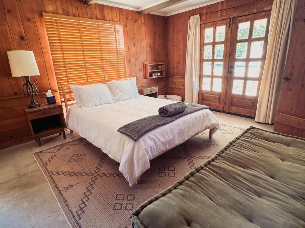 Room 1 - Downtown Joshua Tree Motel - Pet Friendly - Walk to Shops & Visitor Center, Minutes to Park Entrance, Joshua Tree