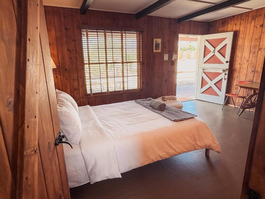 Room 4 - Downtown Joshua Tree Motel - Pet Friendly - Walk to Shops & Visitor Center, Minutes to Park Entrance, Joshua Tree