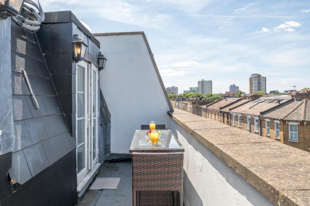 Beautiful Top-Floor 2-Bedroom Flat in Battersea with Private Balcony & Scenic Views, Londýn