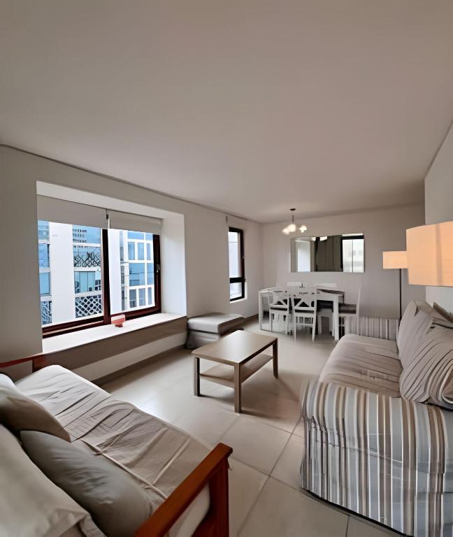 En Nueva de Lyon, familar, Santiago