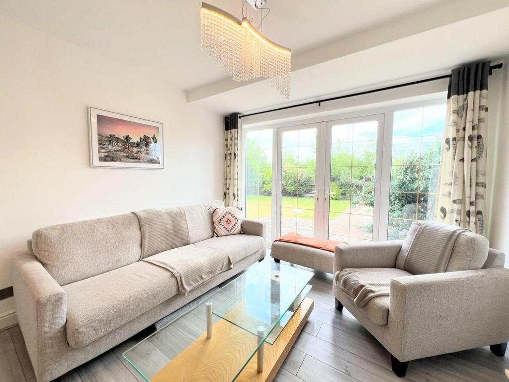 Spacious 4 Bed with Sleep 7 Near Tram Tesco & Airport, Wythenshawe