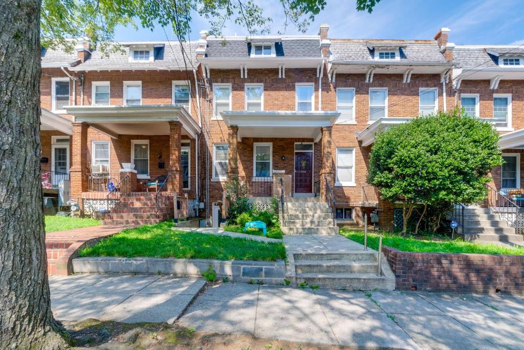 half Mi to Metrobus Stop! Walkable Petworth Duplex, Washington