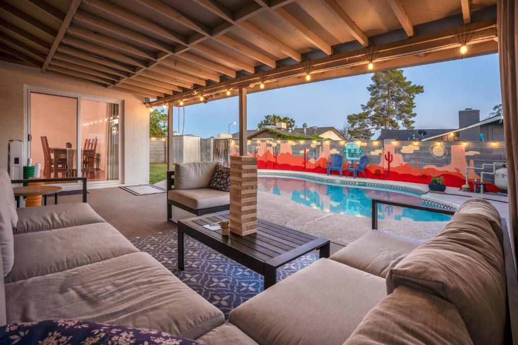 Phoenix Getaway, Poolside Oasis, & Tesla Charger, Phoenix