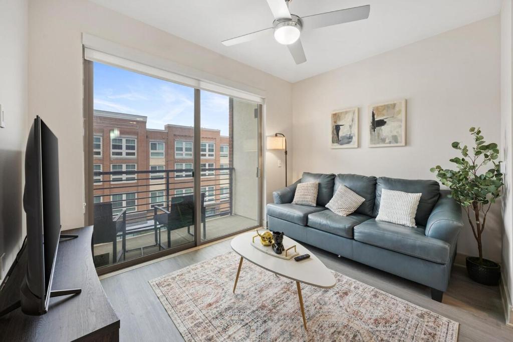 Chill & Tone 1BR Frisco King & Sofa, Gym & Pool, Frisco