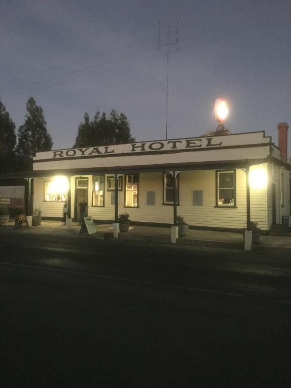 Royal Hotel Snake Valley photo
