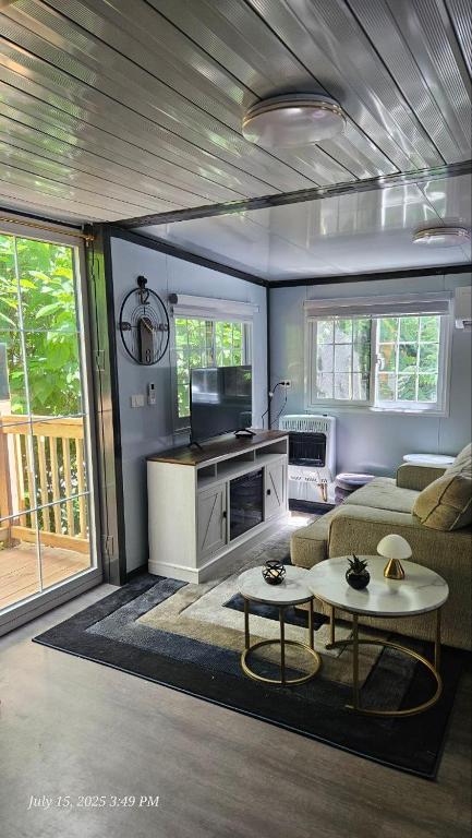 Cozy Foldable Container Pipestem Getaway For 2, Pipestem