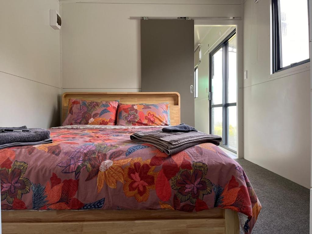 Tiny house with harbour views, Tamaterau