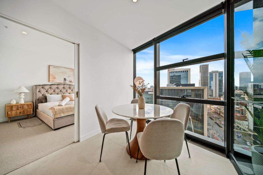 Perth CBD Apartment Unbeatable City Views Pool & Parking Included, Perth