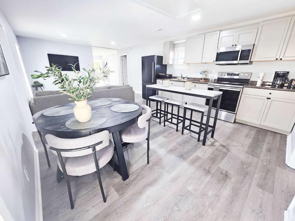 5 Min to Elon - In Unit Washer and Dryer - Fast Wi-Fi, Burlington