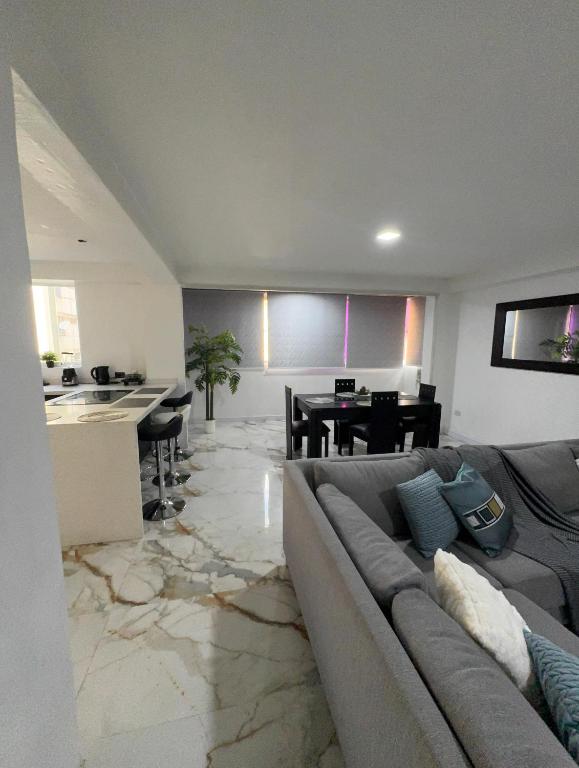 Apartamento Remodelado en Sabana Grande - 2