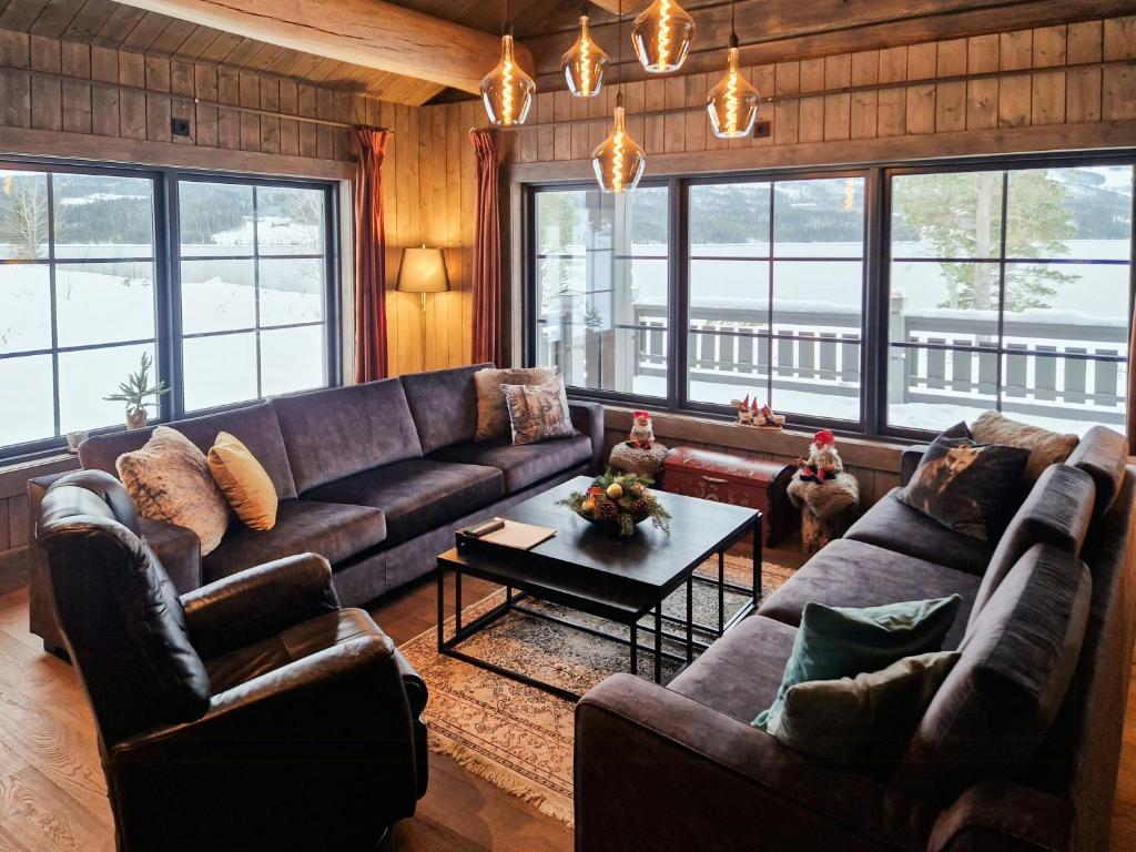 Log Cabin By Lake Osensjøen, Midskogberget