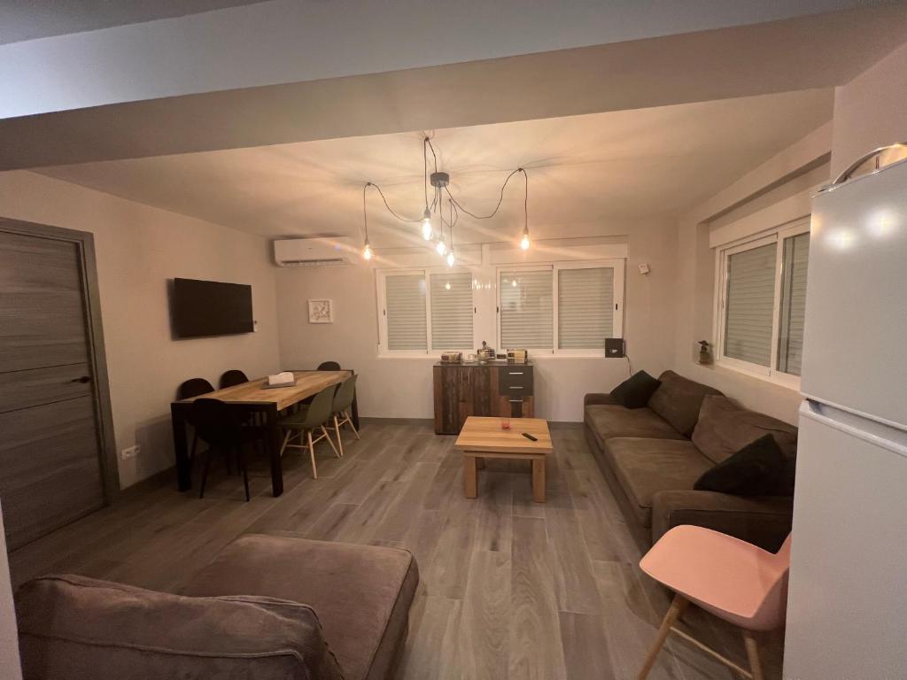 Laura HOME - 5