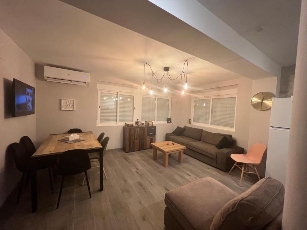 Laura HOME - 3