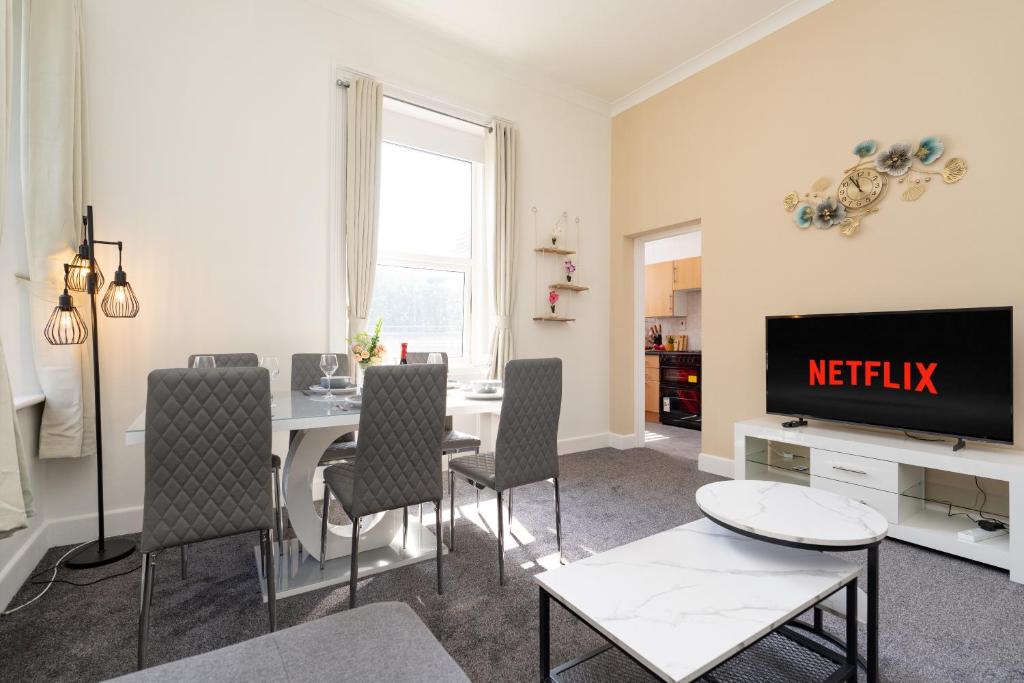 Open Mind Property - Flat for EIGHT, Bournemouth