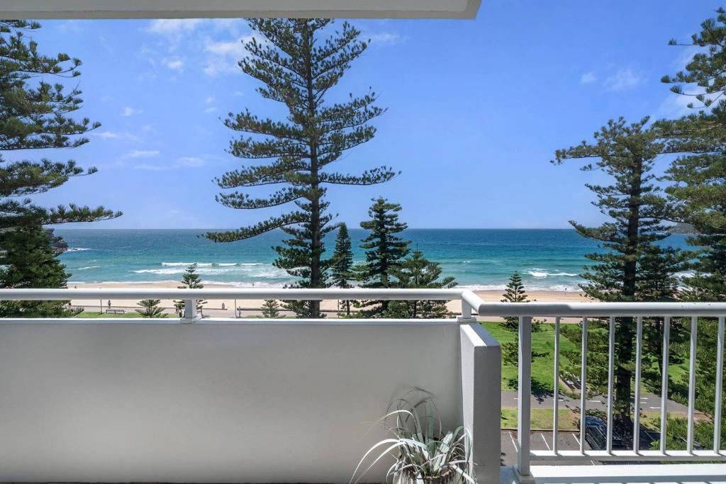 Manly Beachfront Apartment, Renovated with Beach Views, Sydney