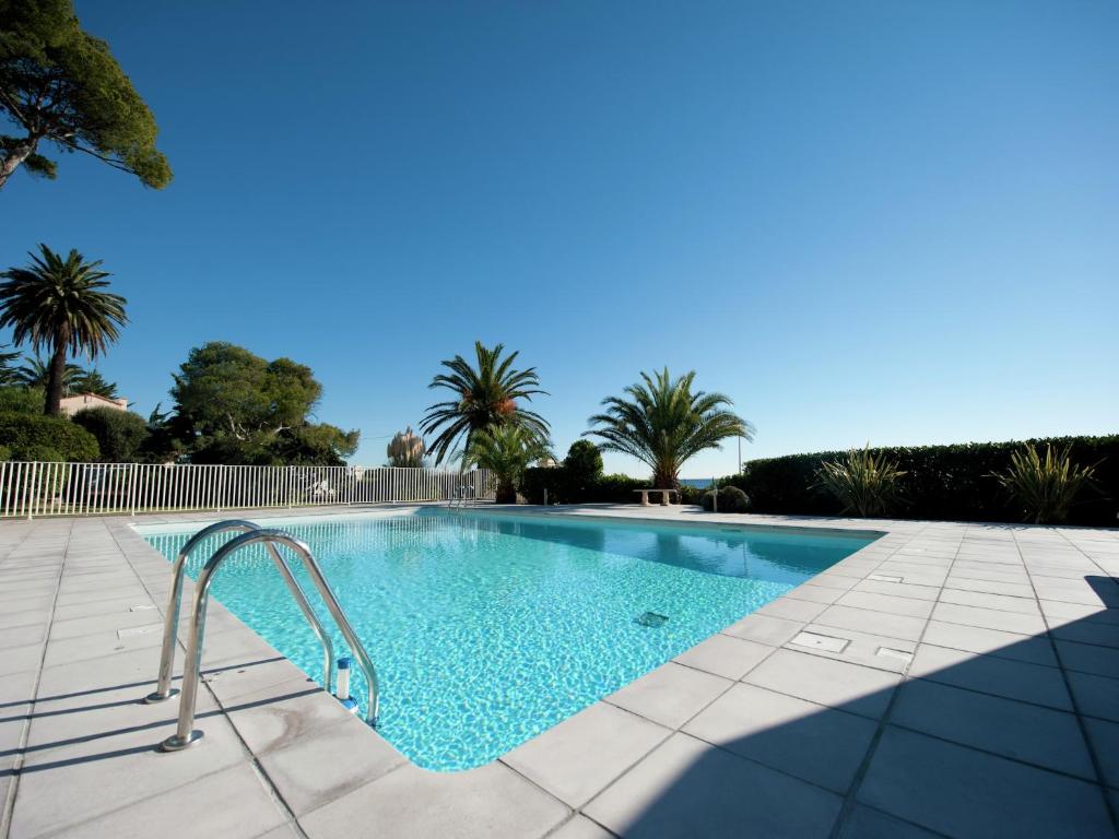 Villa on Côte d'Azur with Beachfront Views - 2
