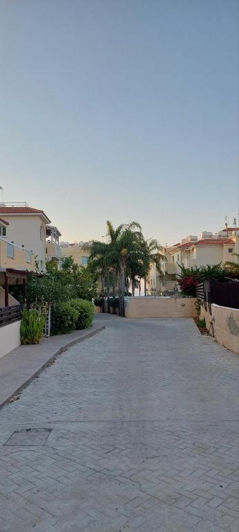 Poolisde Apt with Gym and Tennis, Paralimni