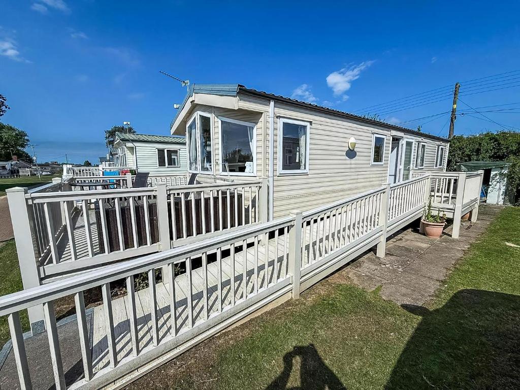 Superb 8 Berth Caravan For Hire At A Great Holiday Park In Norfolk Ref 50026M, Great Yarmouth