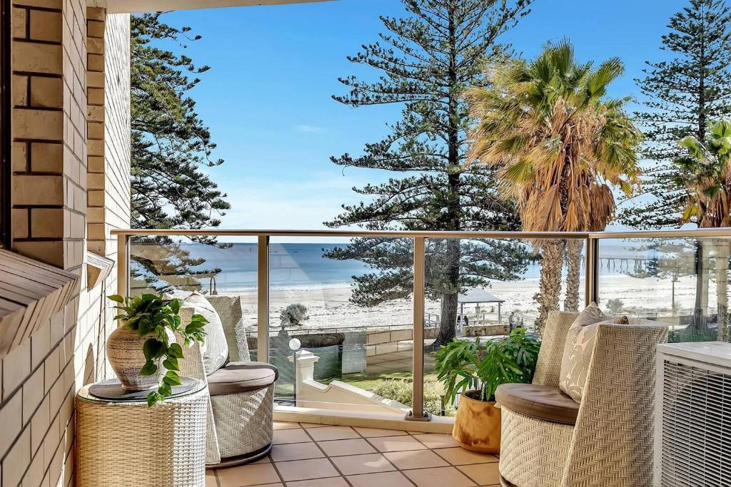 Glenelg Outlook - Beachfront Stay by Moseley Square, Glenelg