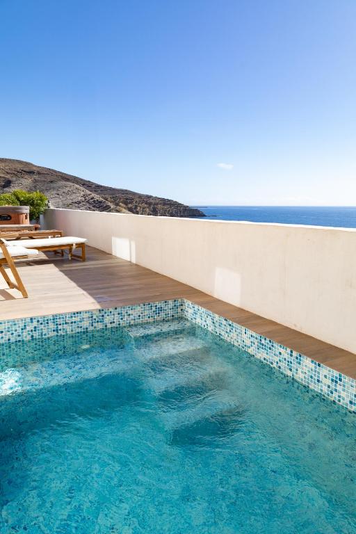 Heated Salt Pool, Jacuzzi & Seaside Spa Villa in MEDANO, El Médano