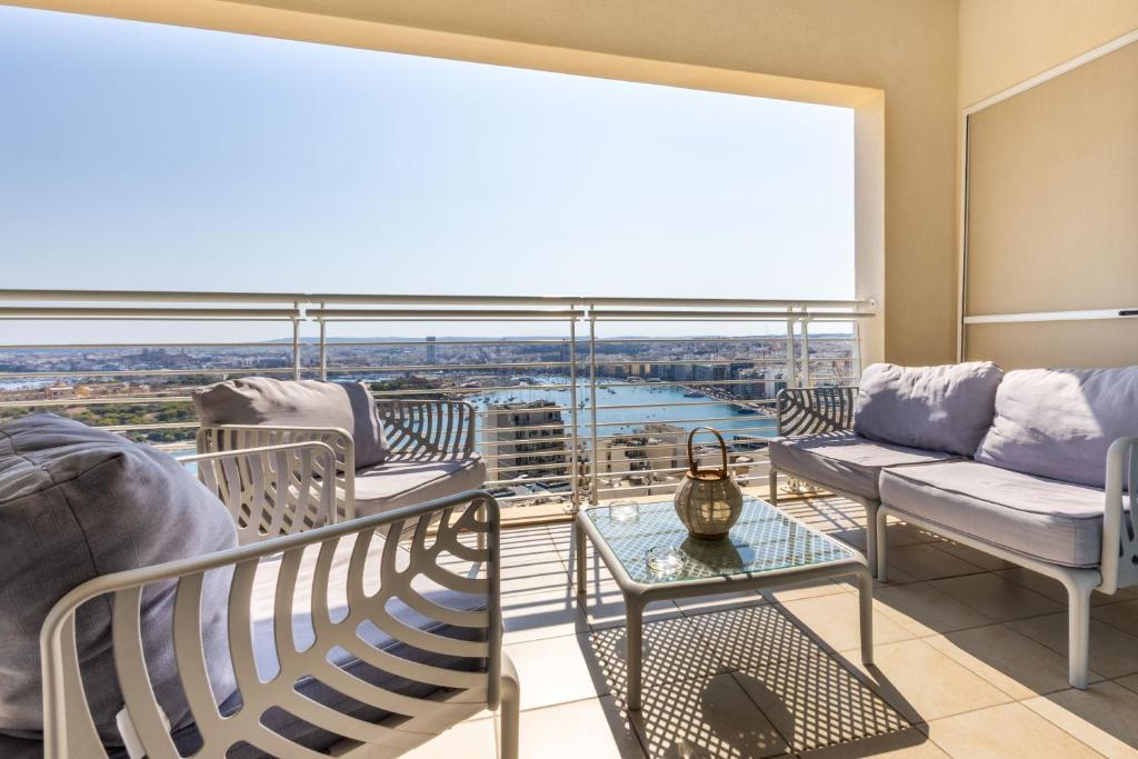 16th Floor with Pool & 180 Sea Views by QuickTrips, Sliema