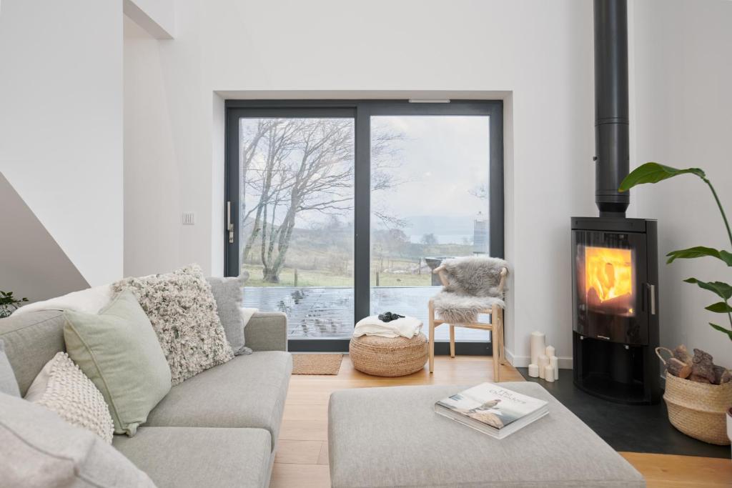 Isle of Skye, lodge for two with hot tub, Isleornsay