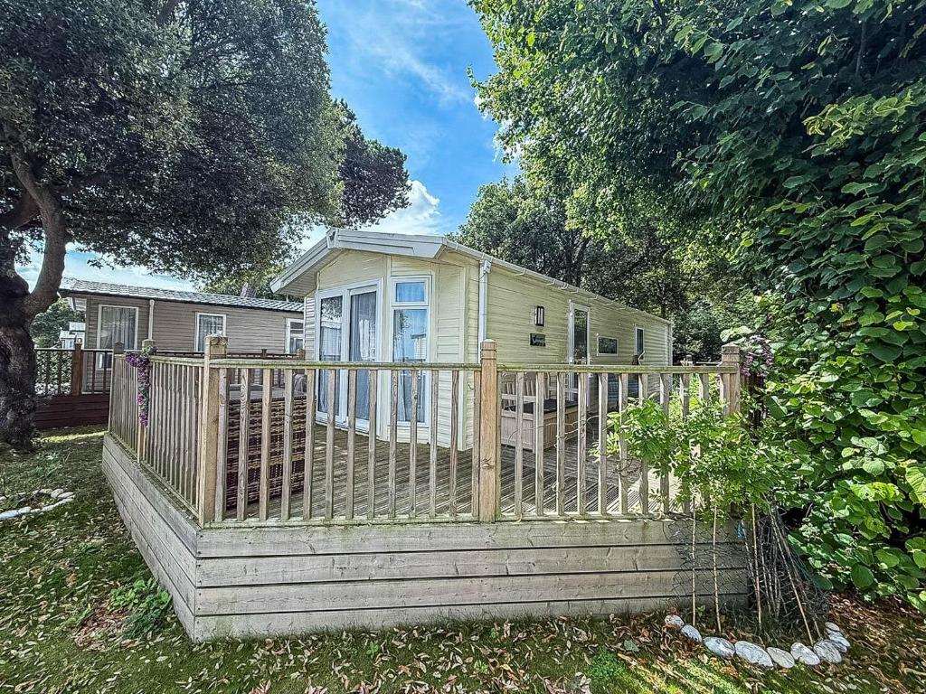 Stunning Caravan With Decking At Azure Seas In Suffolk Ref 32055Az, Lowestoft