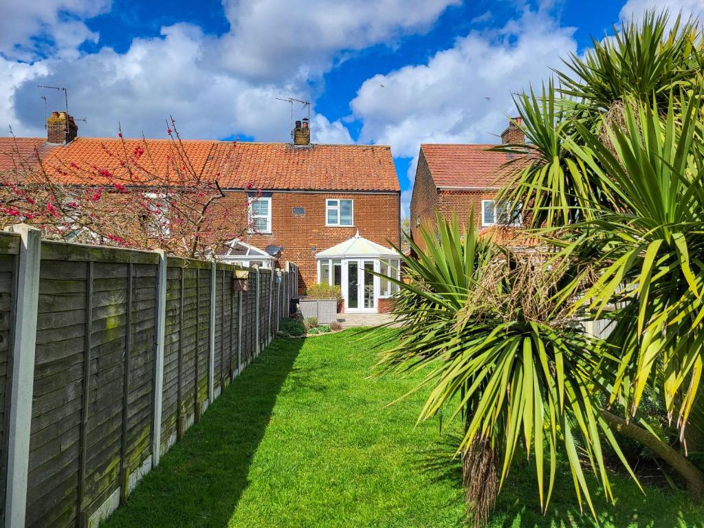 Snowdrop Cottage dog friendly and 2 minutes to Winterton Beach, Winterton-on-Sea