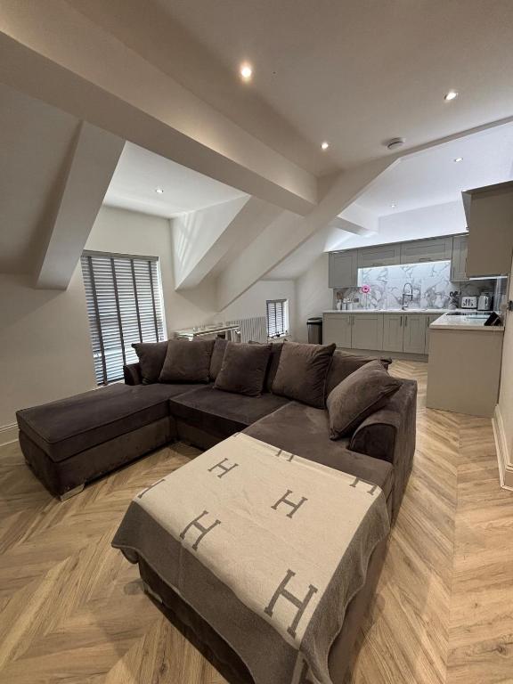 Modern Top Floor Aparment Near Beach Luxury, Crosby