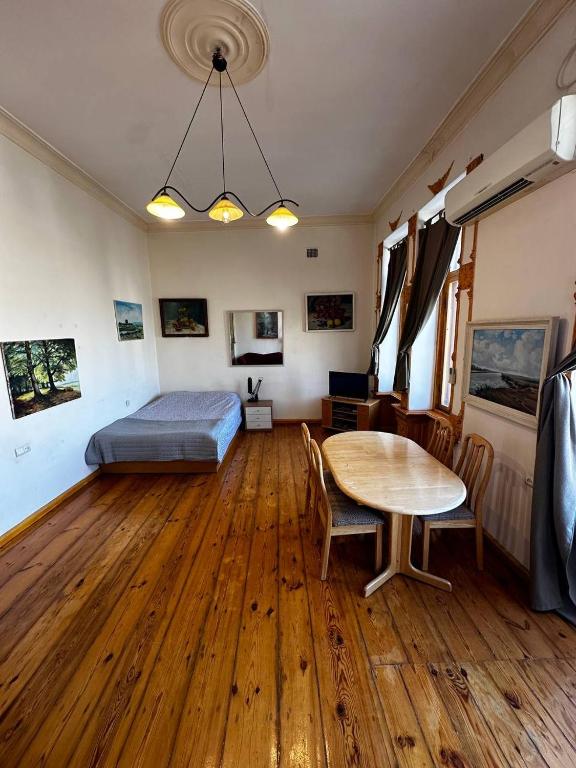 House of Artists, Mekhrably