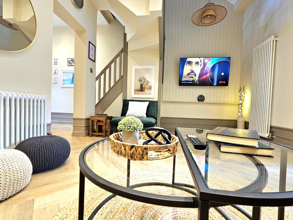 Newly Renovated Gem - Free Parking & Modern Comfort, Glasgow