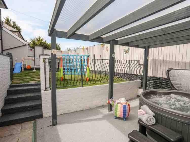 Beeches, 5 bedroom house with hot tub, Prestatyn