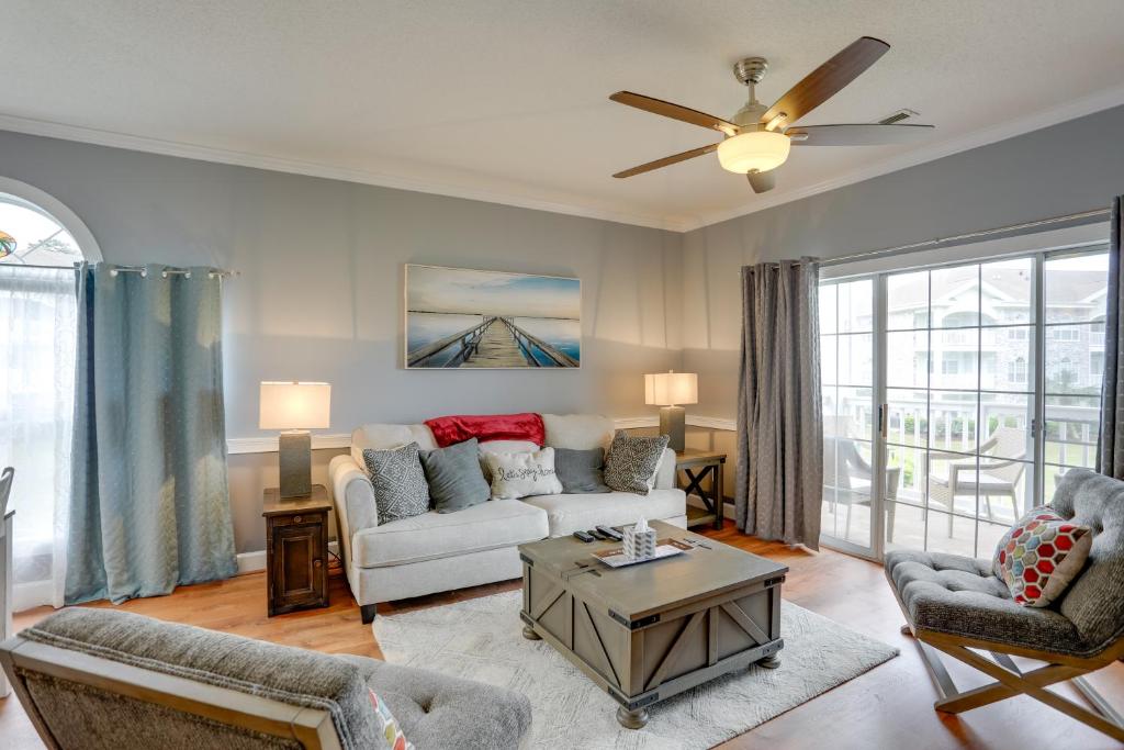 Less Than 2 Mi to Coast Condo with Pool in Myrtle Beach, Myrtle Beach