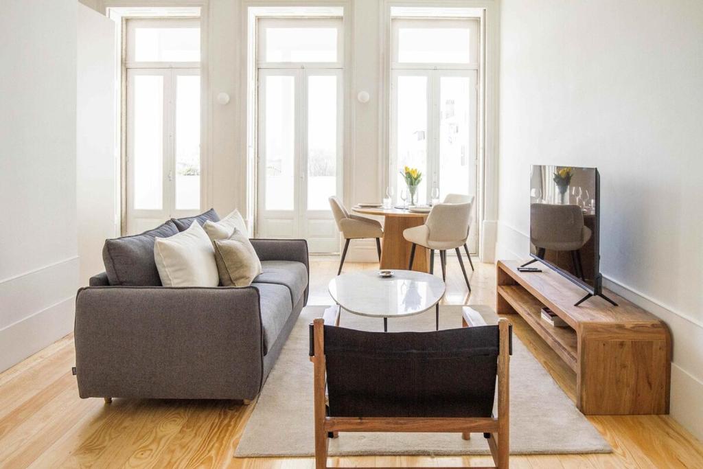 Modern Charming Loft with balcony in central porto, Porto