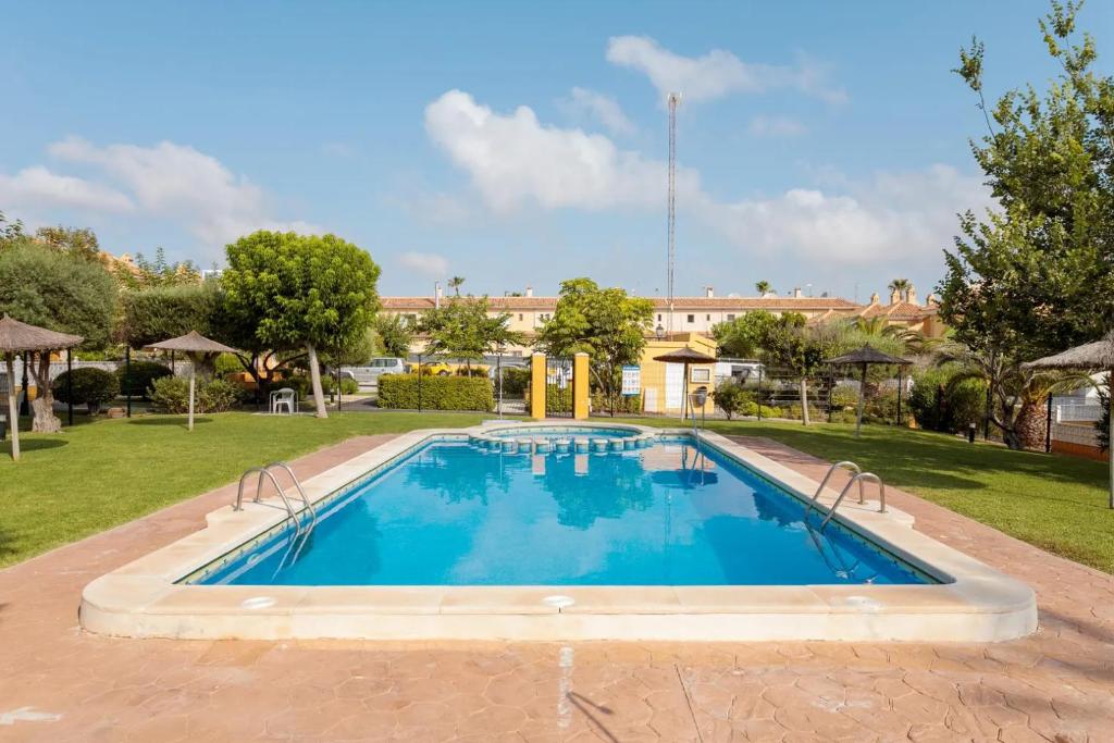 Pretty Bungalow With Private Garden - 3