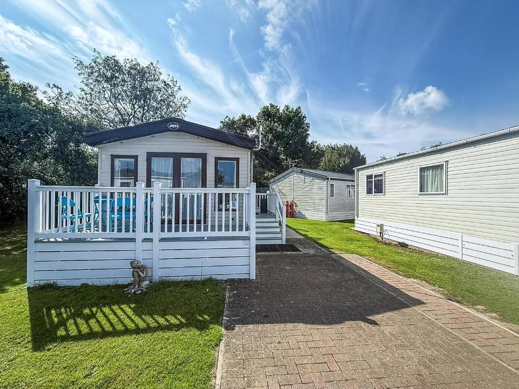 Beautiful Caravan With Decking At Carlton Meres Holiday Park, Suffolk Ref 60022M, Saxmundham
