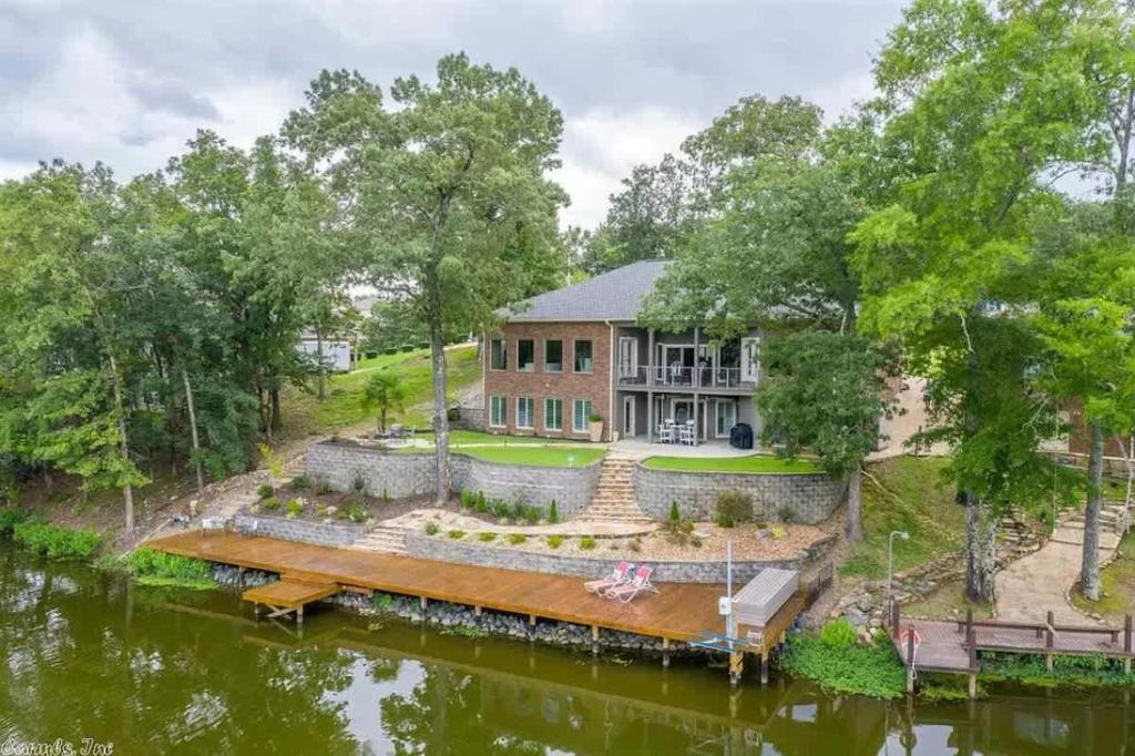 McKenzie Cove - Waterfront with Private Dock, Hot Springs