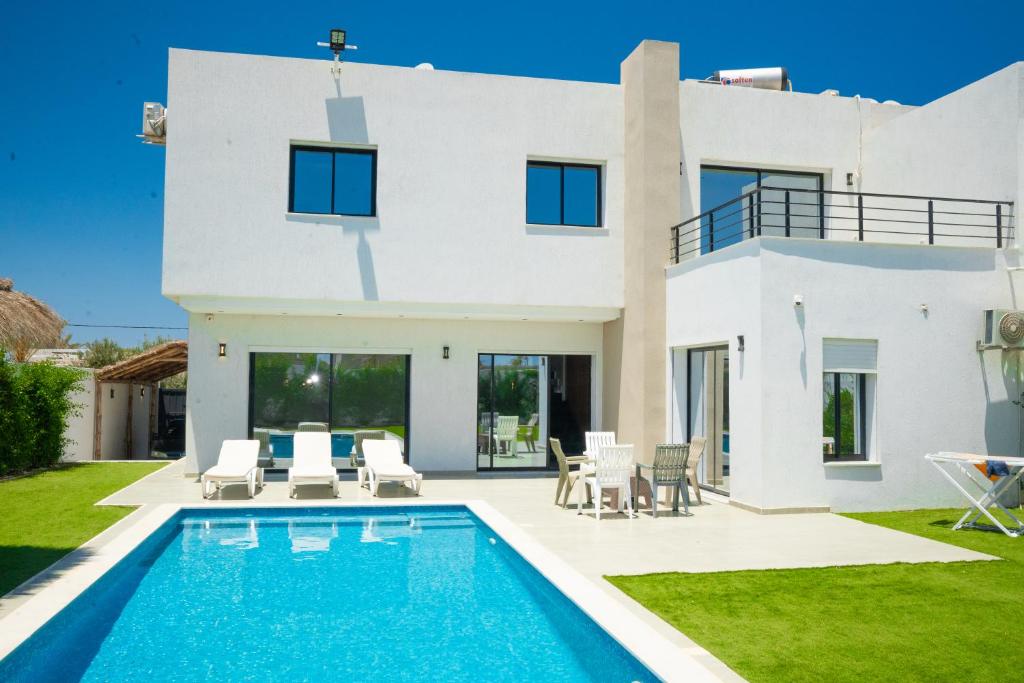 Villa Yasmin, Temlale