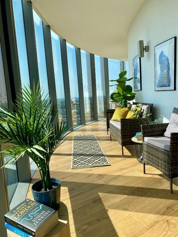 Skyline Views, Boutique 2-Bed, 2-Bath West London Apartment, Brentford