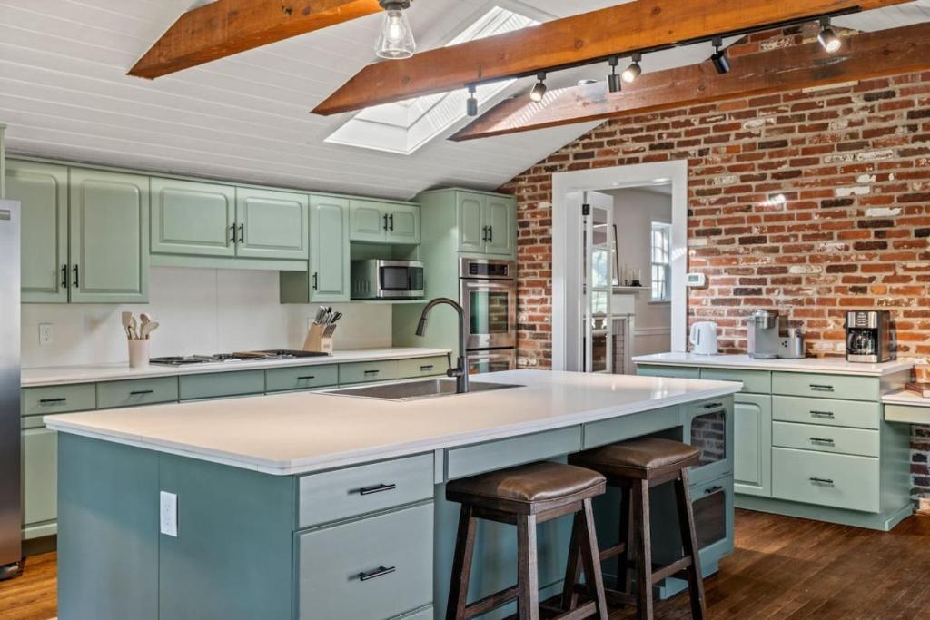 New Pristine Suburban Escape, Newtown Square