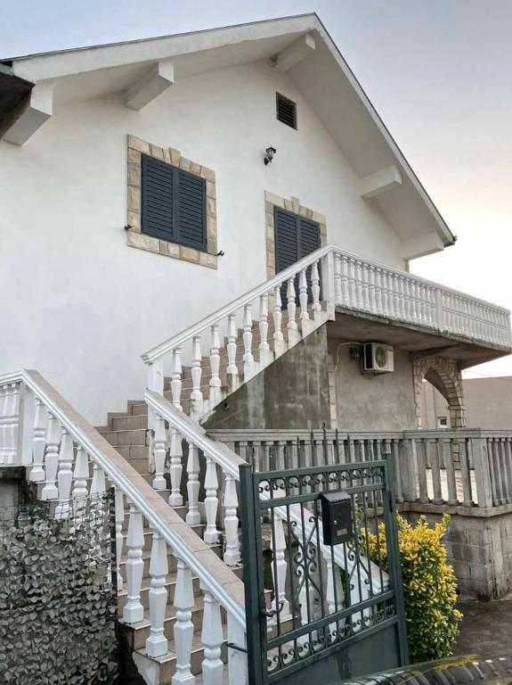 Spacious 3BD Apartment with Balcony - 2