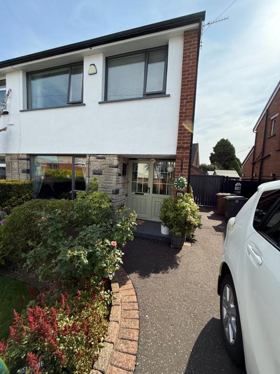 Room at quiet location close to Belfast, Carnmoney