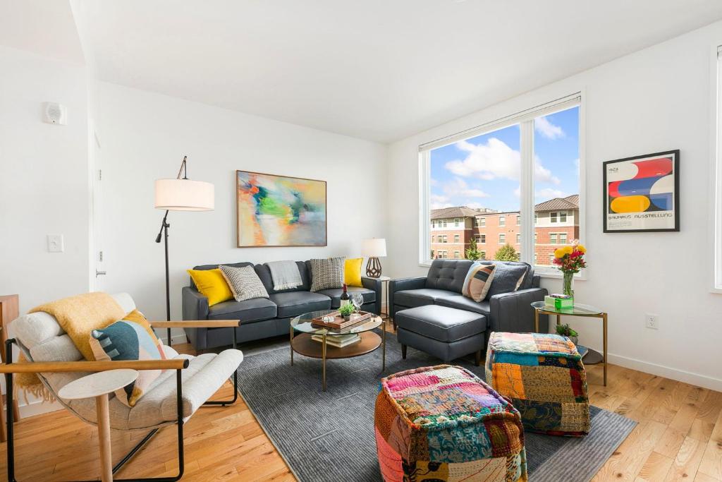 The Overlook - Luxe Old Town Condo with King Suite, Fort Collins