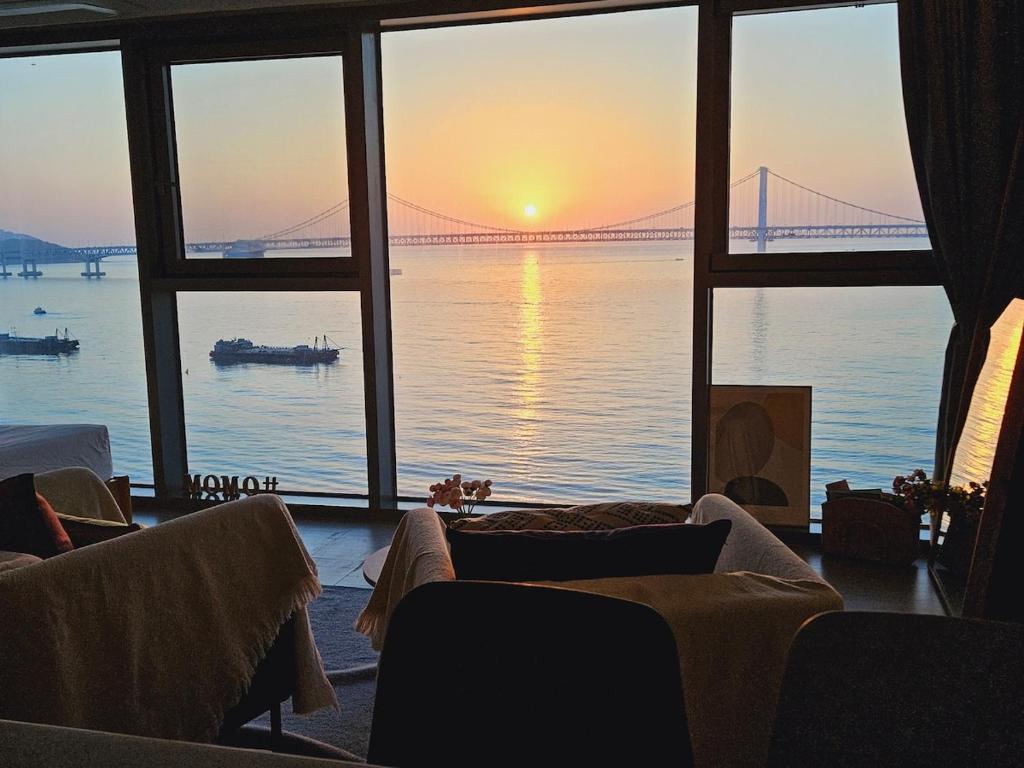 Beachfront view # Sunrise # Photo restaurant # Beam project #, Pusan