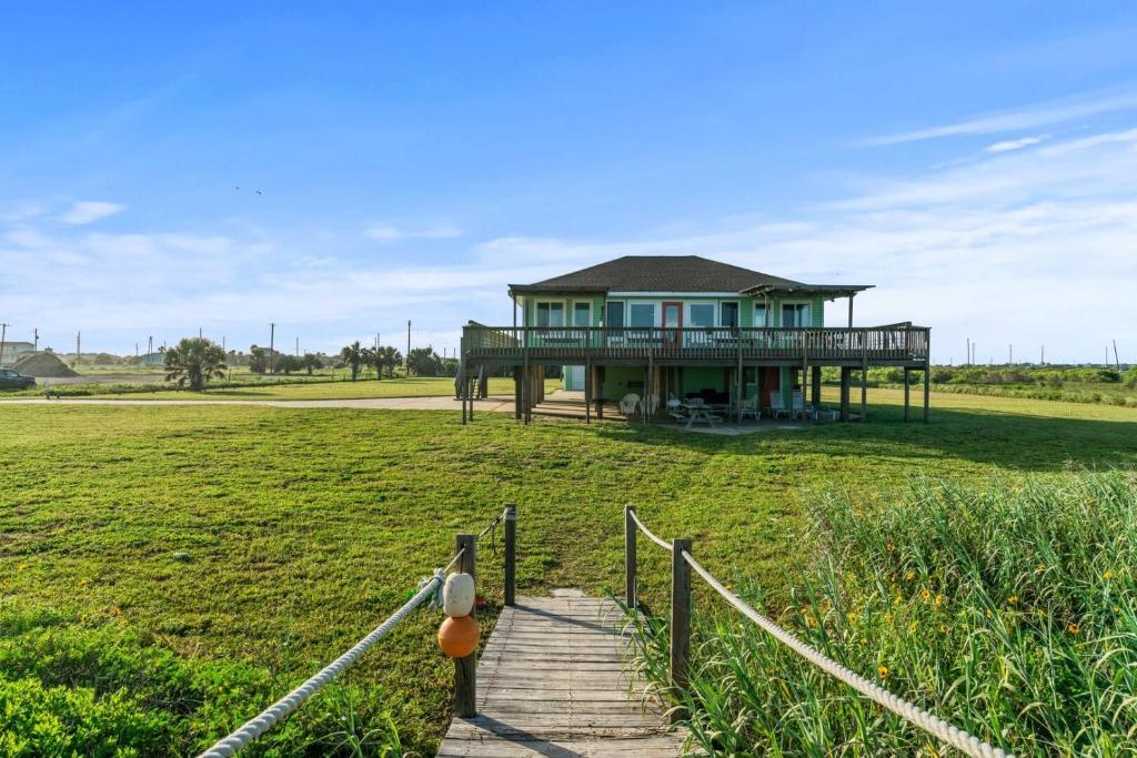 Beachside Duo: Steps from the beach, Galveston