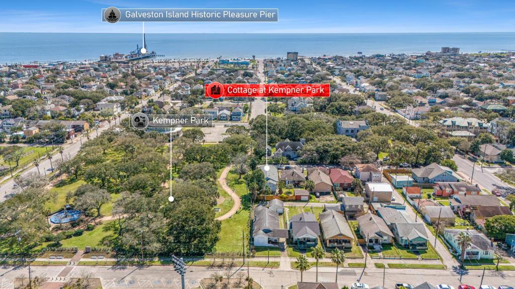 Cottage at Kempner Park Pet-Friendly Modern Home w Backyard, Galveston