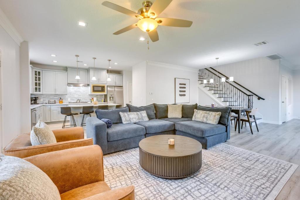 Yard and Workspaces Luxe Duplex Unit in Houston, Houston